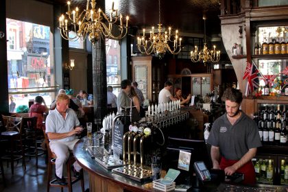 a guide for newcomers to understand british pubs and drinks