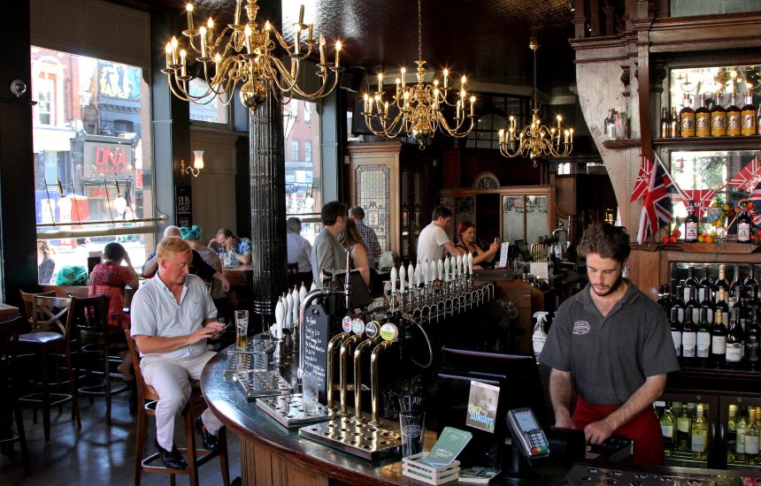 a guide for newcomers to understand british pubs and drinks