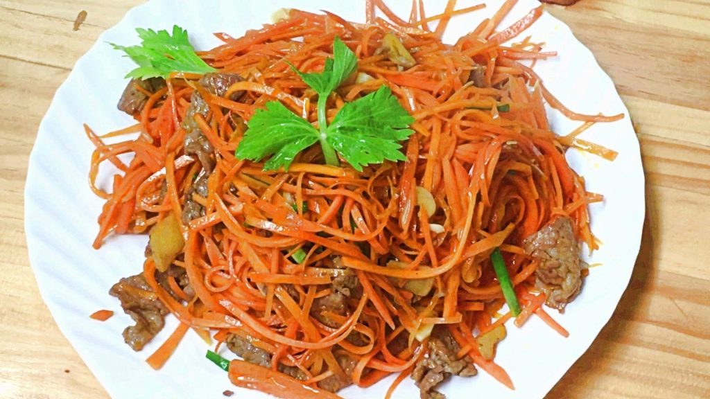 Crispy Shredded Beef with Carrot and Chili