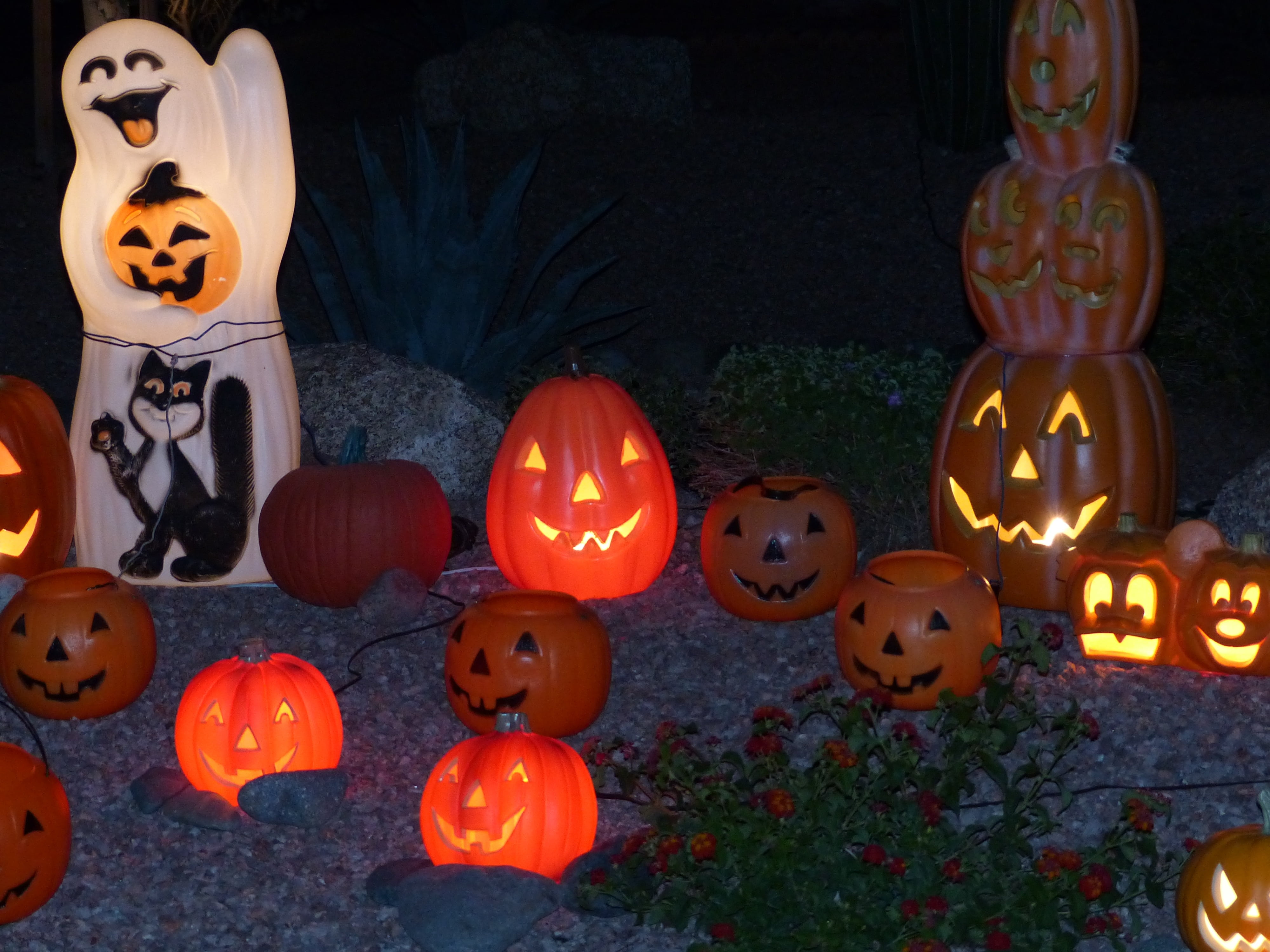 halloween-ghosts-pumpkin-decoration