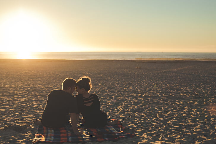 beach-couple-date