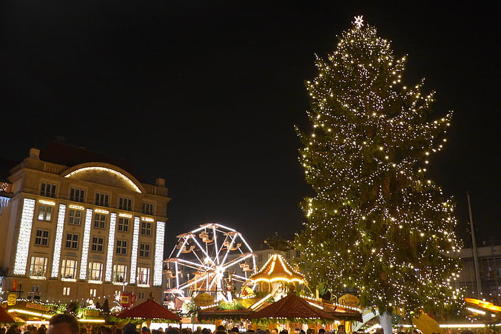 christmas-market-tree