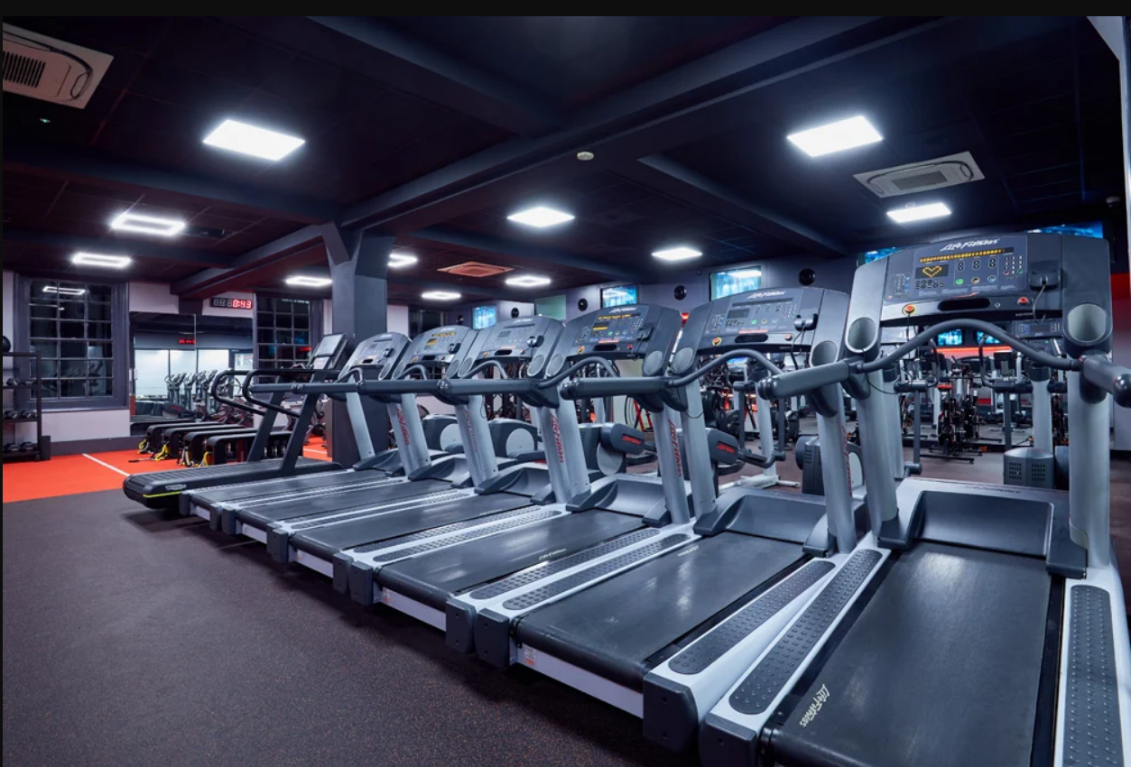 many treadmills on a gym