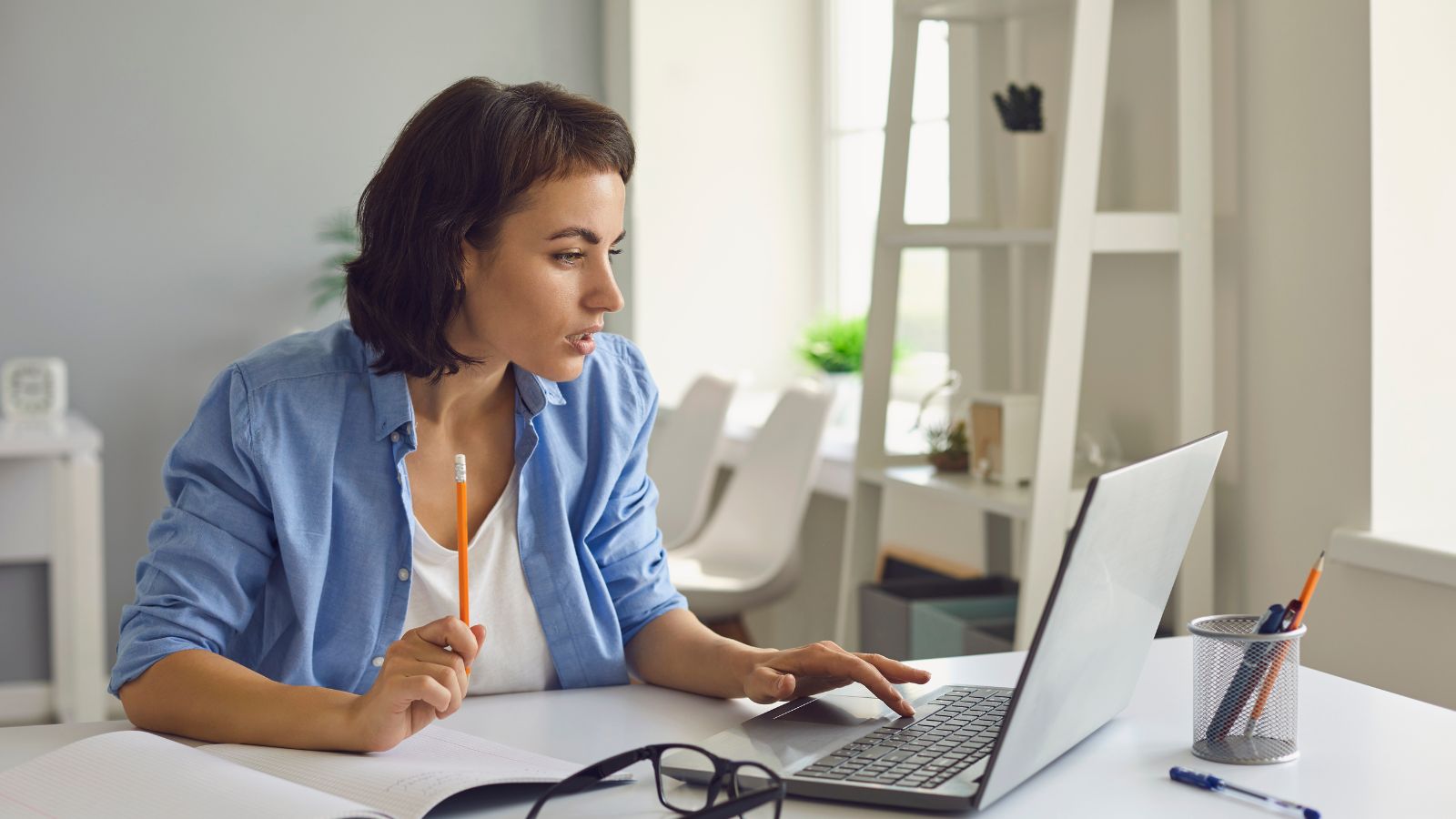 study-online-using-laptop