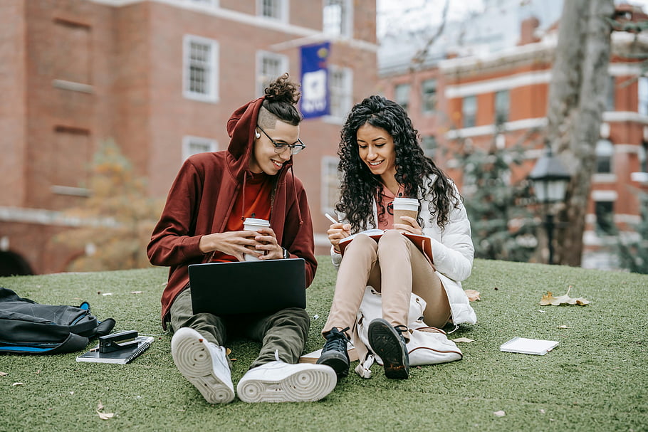 outdoor-study-college-students